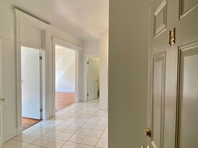 Foto del edificio - Large, sunny 2 bed unit in a prime location in Allston.