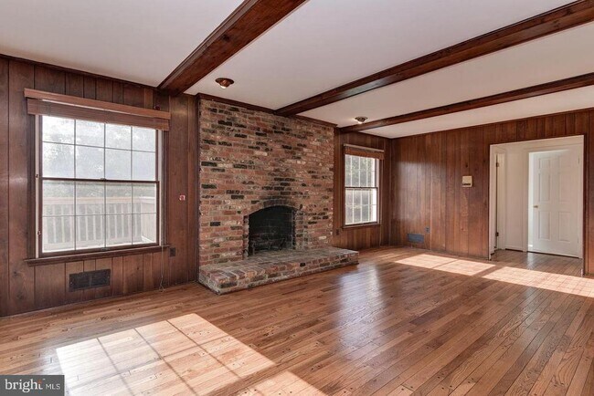 Foto del edificio - 9601 Persimmon Tree Rd