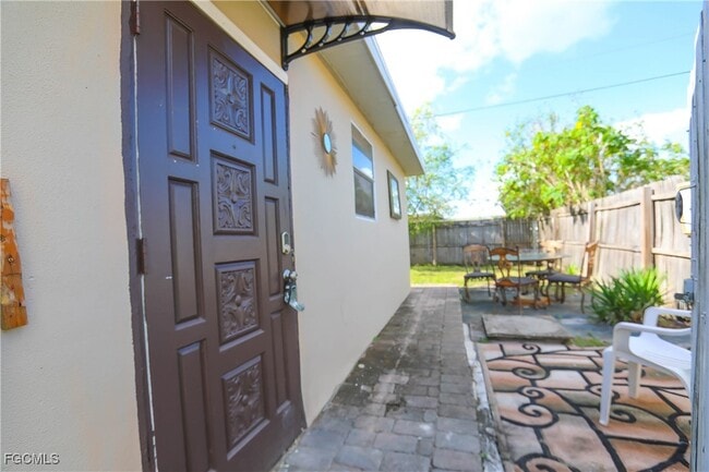 Building Photo - 907 Laredo Ave