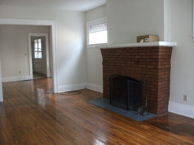 Foto del edificio - 316-18 Roosevelt Ave