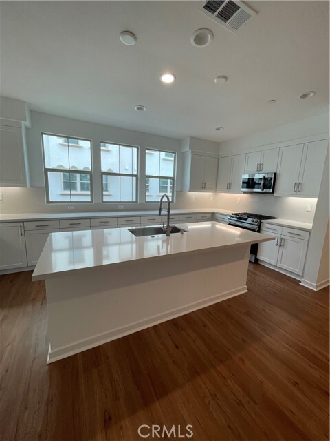 Foto del edificio - 215 Camden Ct