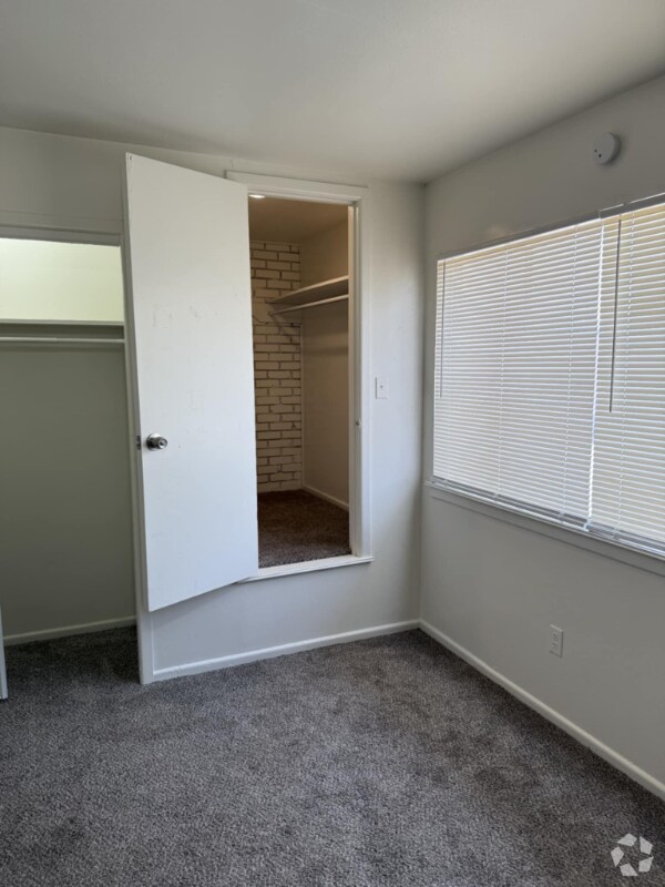 Building Photo - 1303 65th Dr