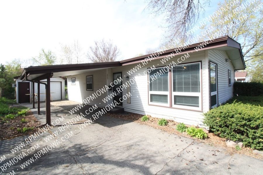 Primary Photo - FENCED-IN YARD! 3 bedroom, 1.5 Bathroom Ho...