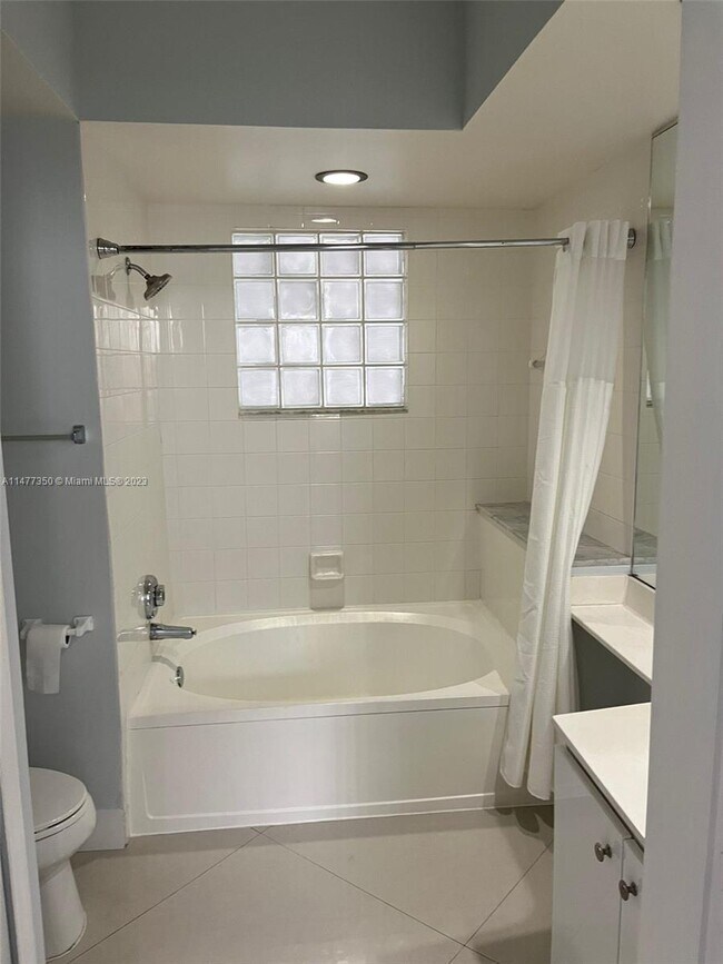 Foto del edificio - 3115 NE 184th St