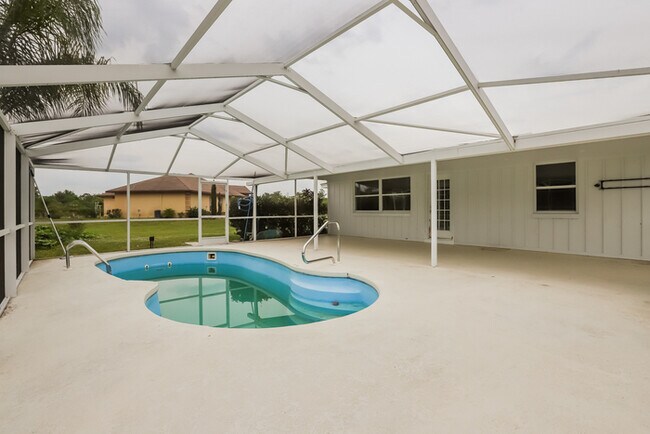 Foto del edificio - 3950 Bougainville Dr