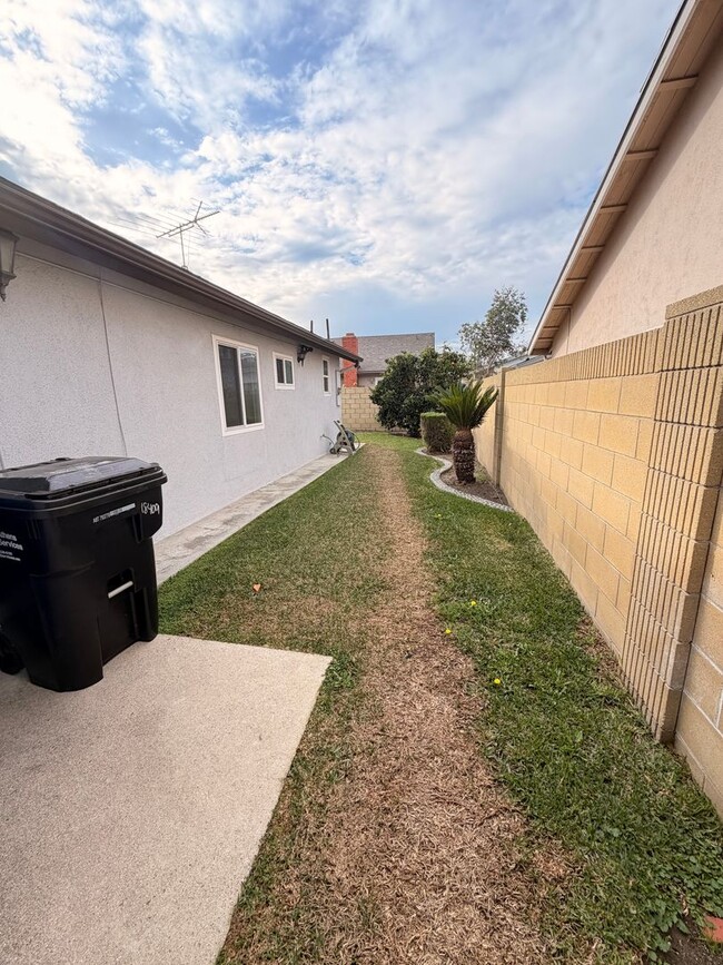 Building Photo - Remodeled 3 Bedroom Cerritos House For Rent with Central AC!