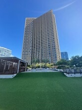 Building Photo - 987 Queen St