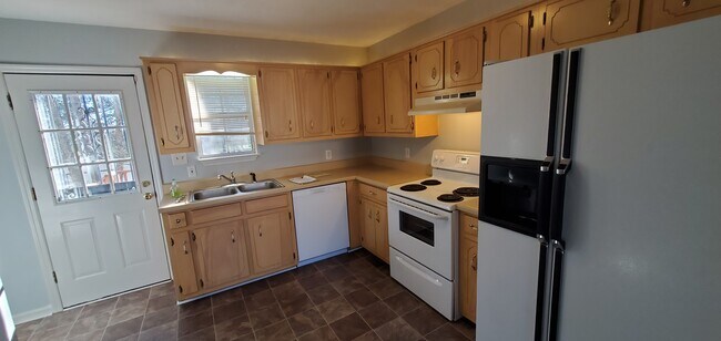 Building Photo - 220 Westlynn Dr