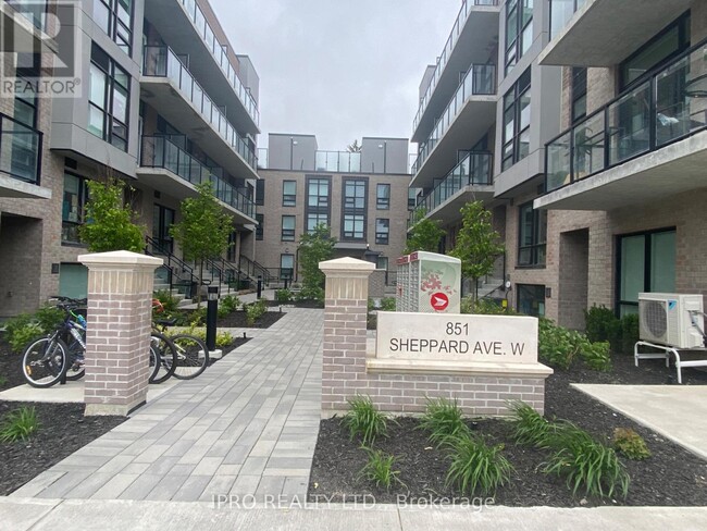 Photo du bâtiment - 851-851 Sheppard Ave W