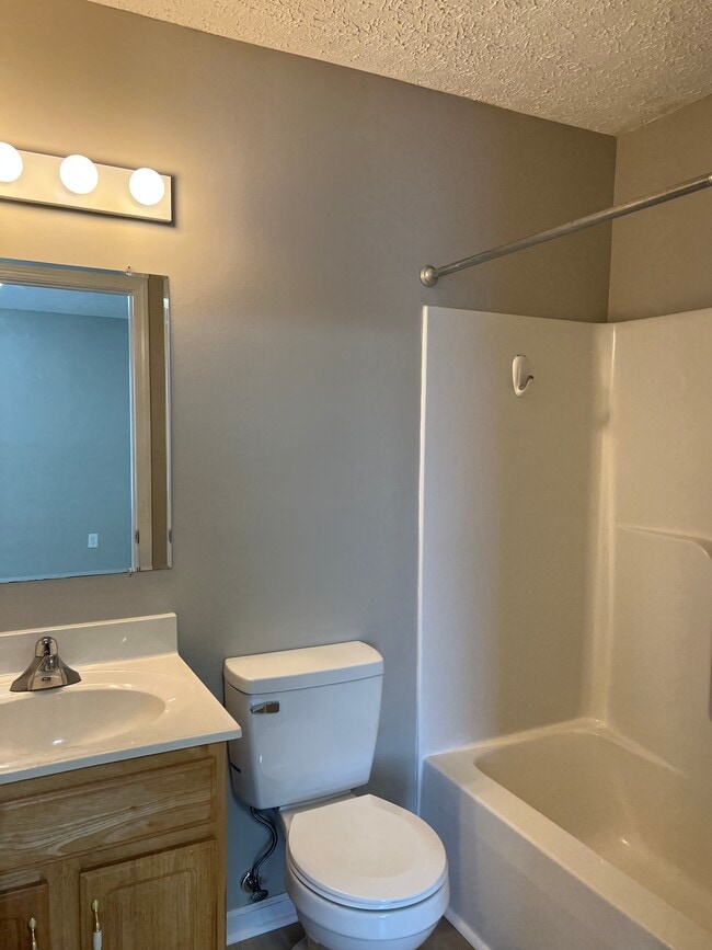 Building Photo - 633 Beaverview Dr