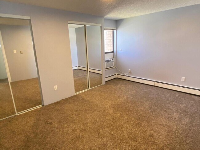 Building Photo - 115 E. Thunderbird Dr # D
