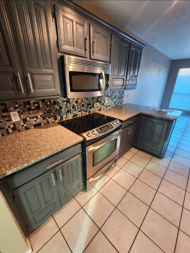 Foto del edificio - 3 bed 2 bath 2 car garage