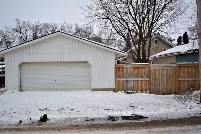 Building Photo - Great 3 Bedroom Home With Private Backyard