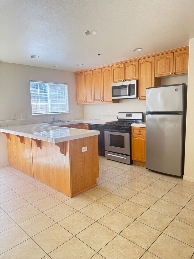 Foto del edificio - 3 bed / 2.5 ba townhouse - Yuba City