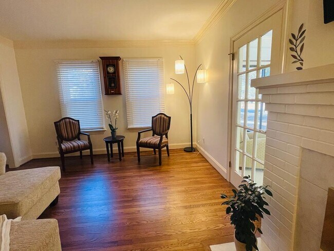 Living room - 5303 W Friendly Ave