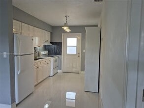 Building Photo - 4920 SW 28th Terrace