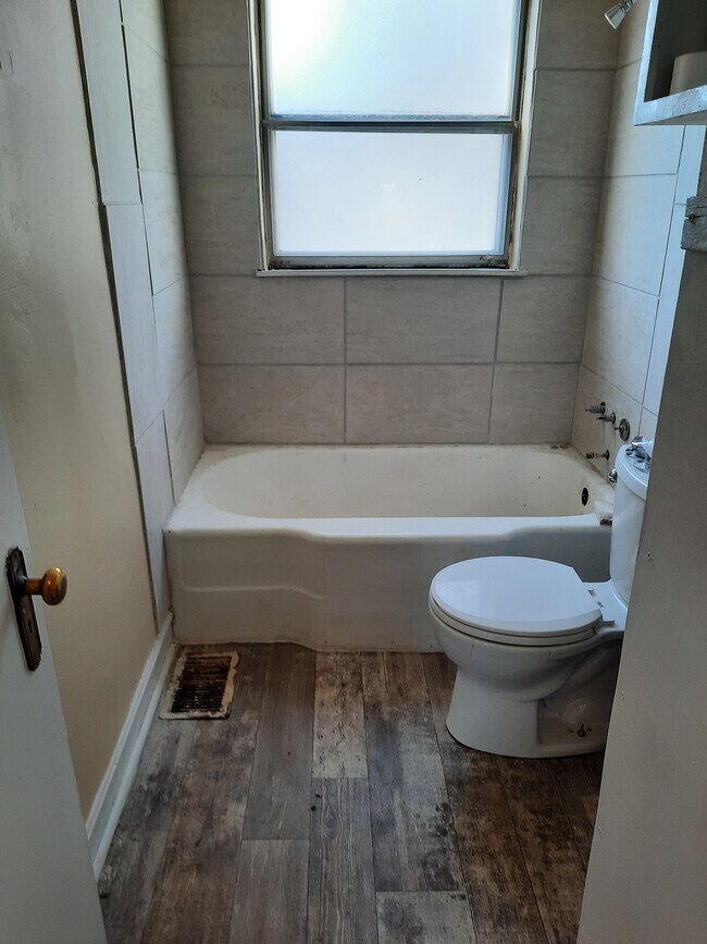 Baño - 6308 S 3rd St