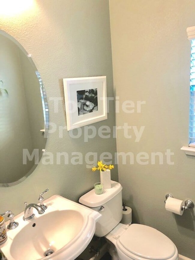 Foto del edificio - Very nice 4 bed, 2.5 bath, 1,885 sqft duet home in Concord available January 30th for lease!