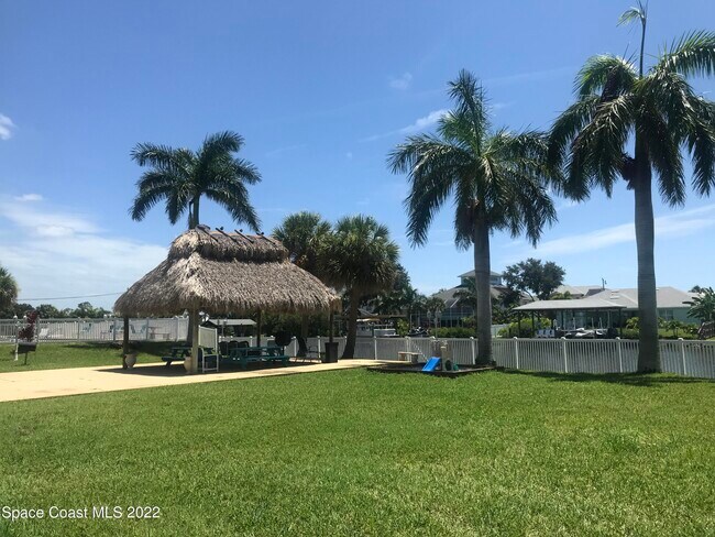 Foto del edificio - 250 N Banana River Dr