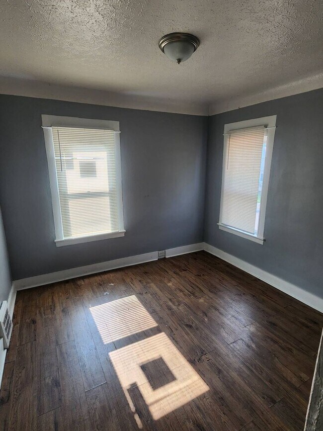 Building Photo - Charming 4-Bedroom Property in Prime Location