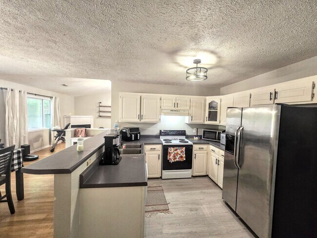 Building Photo - Great home close to post