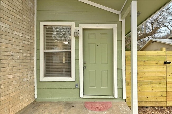 Building Photo - 910 Bret Ln