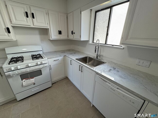 Building Photo - 57 Seaside Ave