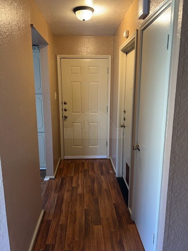 Foto del edificio - 2212 Silverhill Dr