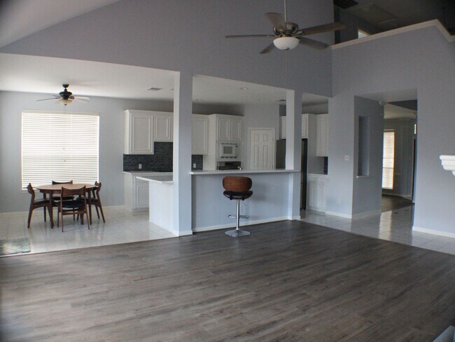 Foto del edificio - 4 Bedroom, 3 Car Garage Single Family Home in League City
