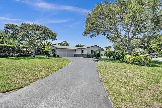 Building Photo - 2761 NE 12th St