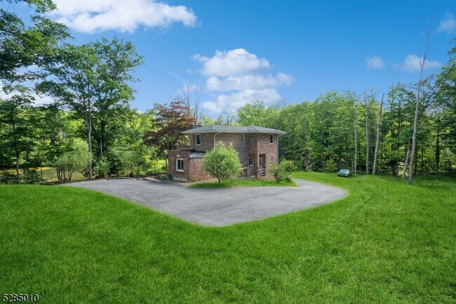 Foto del edificio - 242 Lake Rd