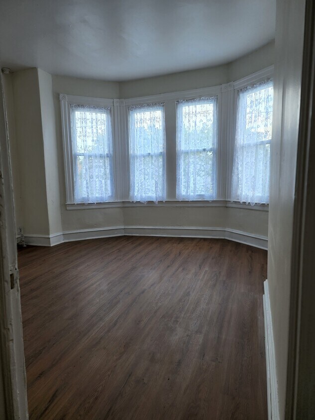 living room - 6201 Lansdowne Ave