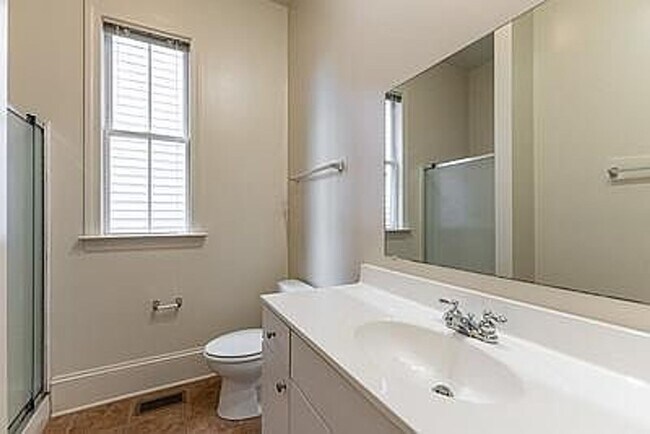 Foto del edificio - Spacious 3-Bedroom Apt on Cary St.