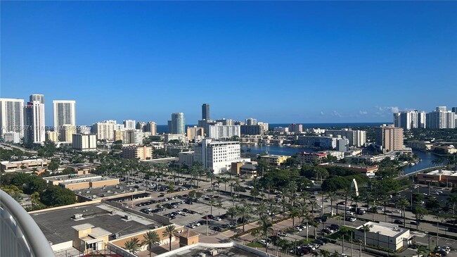 Foto del edificio - 1745 E Hallandale Beach Blvd