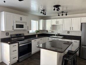 Building Photo - 934 N Desert Ave