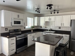 Building Photo - 934 N Desert Ave