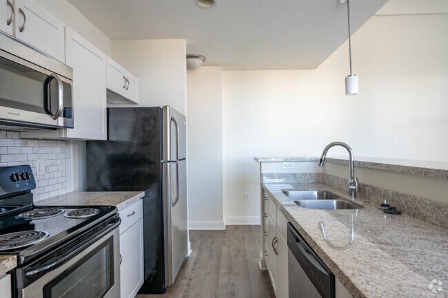 2 habitaciones, 1 baño, 1019 pies cuadrados, cocina - Penn Street Tower Apartments