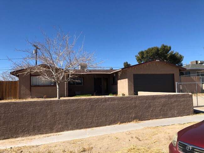 Building Photo - BARSTOW 3 bedroom 2 bath- 2 car garage HOME