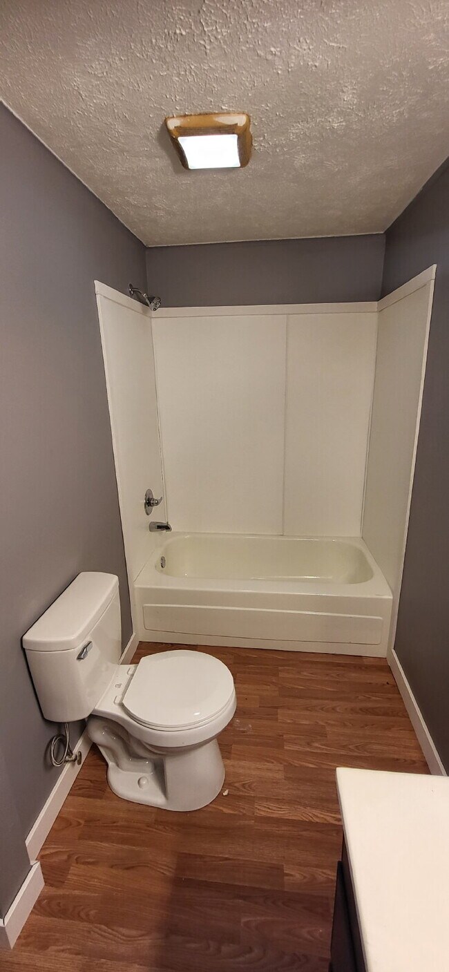 Building Photo - 2 Bedroom Country apartment