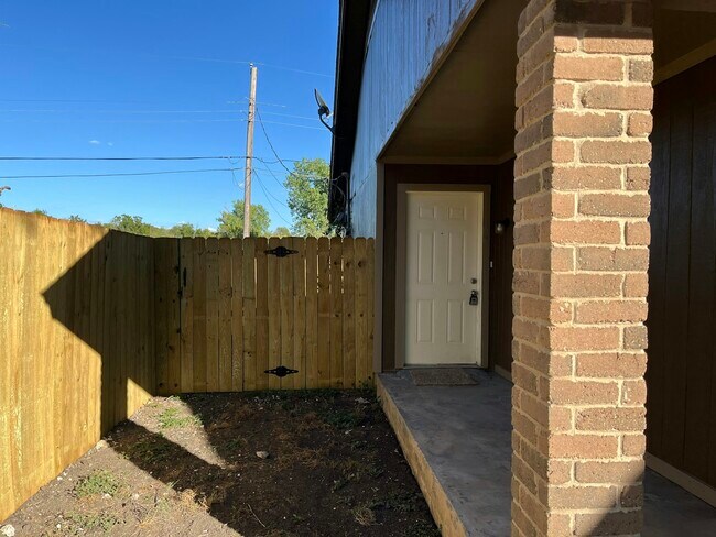 Building Photo - 909 Betsy Ross Dr