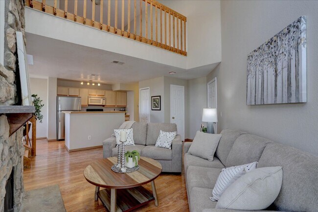 Foto del edificio - 2-Story Condo, Wood Flrs Wood FP