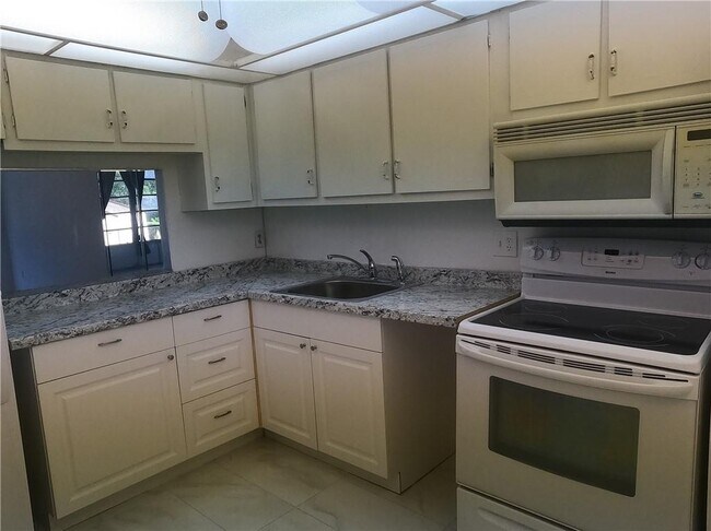 Foto del edificio - 8390 Sands Point Blvd