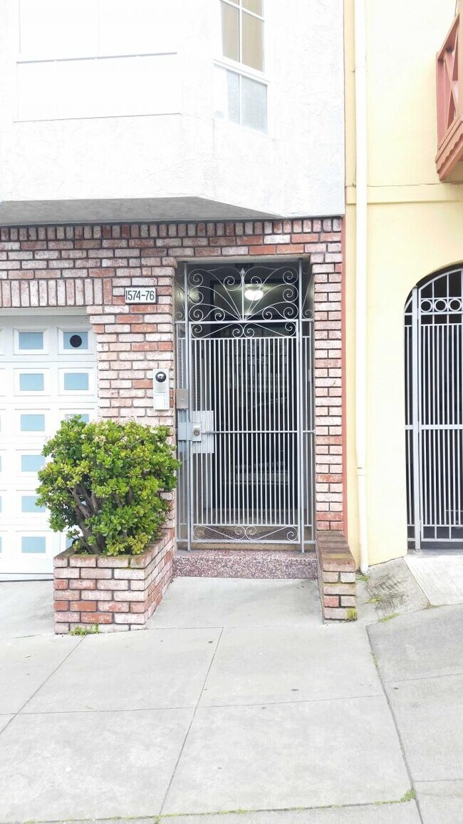 Building Photo - 3 bedroom in San Francisco CA 94122