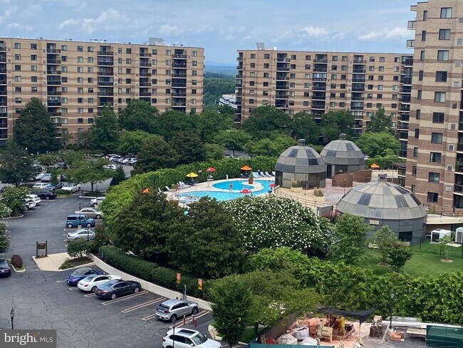 Foto del edificio - 8360 Greensboro Dr