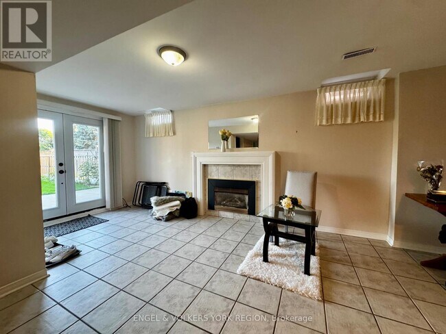 Building Photo - 71 Brougham Dr