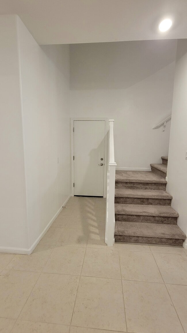 Building Photo - 7152 W Vineridge Dr