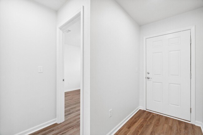 Foto del edificio - 574 Whispering Creek Ave