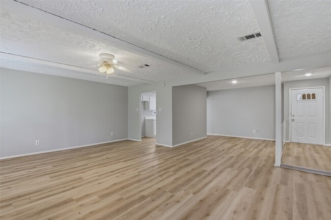 Foto del edificio - 6015 Knotty Post Ln