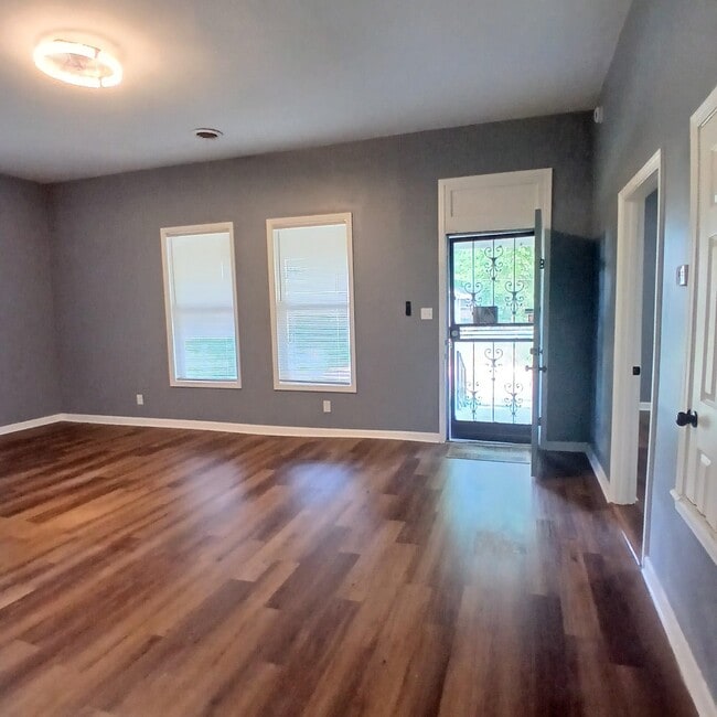 Building Photo - 949 Kney St