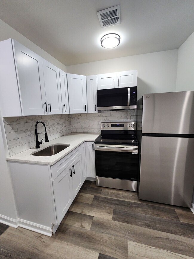 Building Photo - 5012 W Stiles St